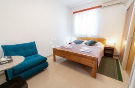 PIROVAC apartmanska kuća blizu mora, Pirovac, بيت