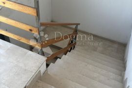 Stan u stambeno-poslovnom kompleksu Sesvete, Sesvete, Appartement