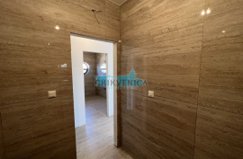 Grad Krk, luksuzan stan 100m2 + krovna terasa 120m2, prvi red do mora, Krk, Apartamento