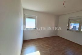 Veliki stan u stambenoj kući - Valdebek, Pula, Appartment