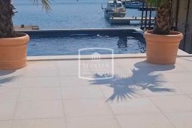 Tribanj - luksuzna villa PRVI RED DO MORA! cijena na upit, Starigrad, بيت