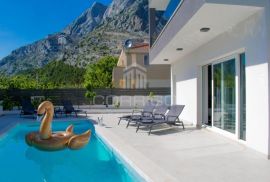 Bast, luksuzna vila sa bazenom na mirnoj lokaciji - 254 m2, Baška Voda, Ev