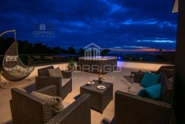 Bast, luksuzna vila sa bazenom na mirnoj lokaciji - 254 m2, Baška Voda, Famiglia
