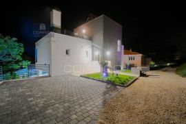 Bast, luksuzna vila sa bazenom na mirnoj lokaciji - 254 m2, Baška Voda, Maison