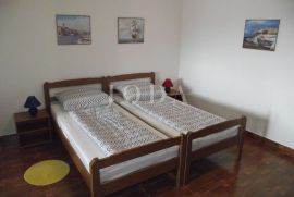 Novi Vinodolski, apartmanska kuća, Novi Vinodolski, Дом