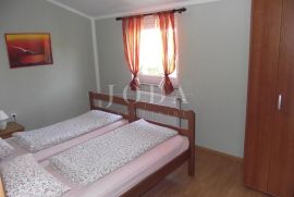 Novi Vinodolski, apartmanska kuća, Novi Vinodolski, Дом