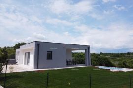 Kuća Prodaje se prizemna kuća s bazenom u okolici Marčane, Marčana, بيت