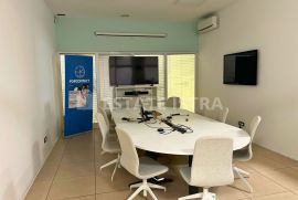 Prodaje se vrhunski poslovni prostor površine 1400 m2 u Puli, Pula, Εμπορικά ακίνητα