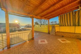 CRIKVENICA, DRAMALJ - uređena dvojna kuća s terasom i pogledom na more, parking, Crikvenica, Ev