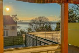 CRIKVENICA, DRAMALJ - uređena dvojna kuća s terasom i pogledom na more, parking, Crikvenica, Famiglia