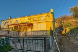 CRIKVENICA, DRAMALJ - uređena dvojna kuća s terasom i pogledom na more, parking, Crikvenica, Famiglia