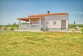 Obiteljska kuća sa velikom okućnicom, Valtura, Istra, Ližnjan, Kuća