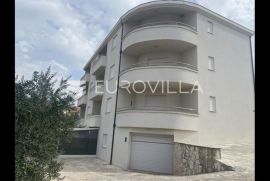 Čiovo, Okrug Gornji, komforni trosoban stan od 70,24 m2 s garažom i privatnim dvorištem, Okrug, Flat