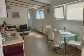 Apartmanska kuća u drugom redu od mora, Rovinj, Дом