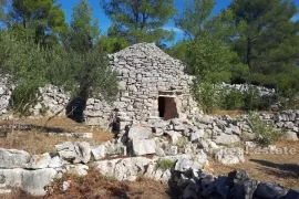 Poljoprivredno zemljište sa kamenom ruševinom, Hvar, House