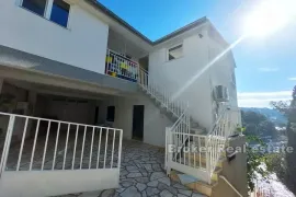 Apartmanska kuća u prvom redu do mora, Primošten, Maison