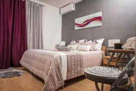 Apartmanska kuća sa dodatnim građevinskim zemljištem, Makarska, Famiglia