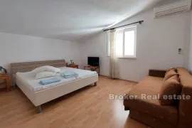 Apartmanska kuća u prvom redu do mora, Hvar, Ev