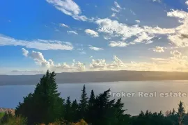 Građevinsko zemljište s otvorenim pogledom na more, Omiš, Terrain