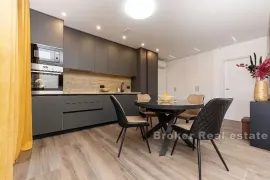 Moderan apartman s bazenom, Trogir, Διαμέρισμα