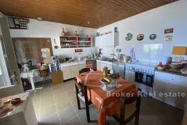 Apartmanska kuća s otvorenim pogledom na more, Omiš, Σπίτι