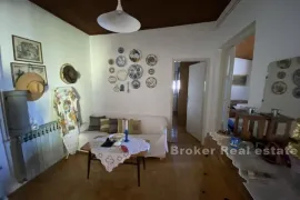 Apartmanska kuća s otvorenim pogledom na more, Omiš, Σπίτι