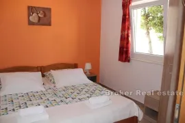 Apartmanska kuća s pogledom na more, Rogoznica, Дом