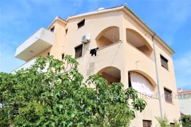 Apartmanska kuća s pogledom na more, Trogir, Ev