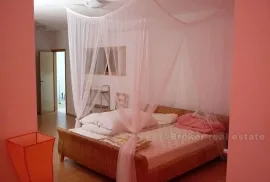 Kuća s 5 apartmana, na prodaju, Trogir, Maison