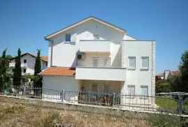 Kuća s 5 apartmana, na prodaju, Trogir, Maison