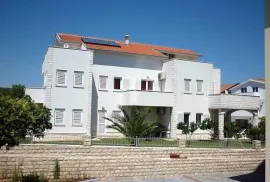 Kuća s 5 apartmana, na prodaju, Trogir, Maison