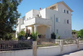 Kuća s 5 apartmana, na prodaju, Trogir, Maison