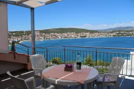 Apartmanska kuća s pogledom na more, Trogir, Дом