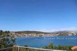 Apartmanska kuća s pogledom na more, Trogir, Дом