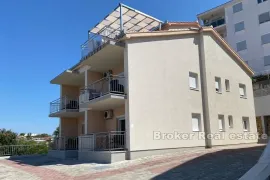 Apartmanska kuća s pogledom na more, Trogir, Дом