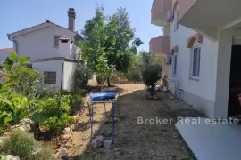 Apartmanska kuća, drugi red do mora, Trogir, Σπίτι