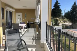 Novouređeni apartman s pogledom na more, Omiš, Daire