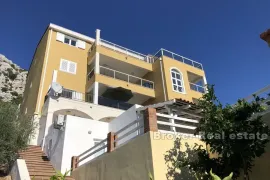 Novouređeni apartman s pogledom na more, Omiš, Daire