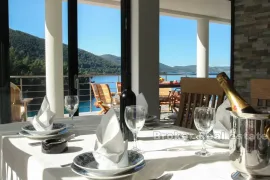 Luksuzna i moderna vila, smještena odmah uz more, Korčula, Casa