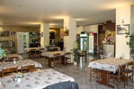 Hotel s restoranom i pogledom na more, na prodaju, Omiš, Propiedad comercial