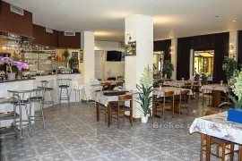 Hotel s restoranom i pogledom na more, na prodaju, Omiš, Propiedad comercial