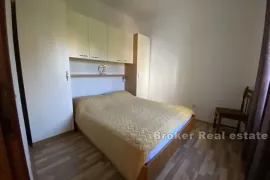 Apartmanska kuća prvi red do mora, Preko, Дом