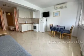 Apartmanska kuća prvi red do mora, Preko, Дом