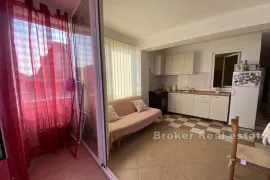 Apartmanska kuća prvi red do mora, Preko, Дом