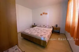 Apartmanska kuća prvi red do mora, Preko, Дом