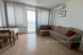 Apartmanska kuća prvi red do mora, Preko, Дом