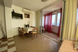 Apartmanska kuća prvi red do mora, Preko, Дом