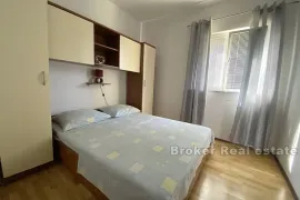 Apartmanska kuća prvi red do mora, Preko, Дом