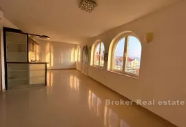 Apartmanska kuća u blizini mora, Split, House