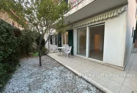 Apartmanska kuća u blizini mora, Split, House